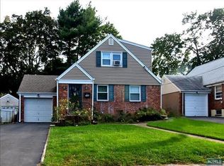 190 Carlson Pl, Bergenfield, NJ 07621