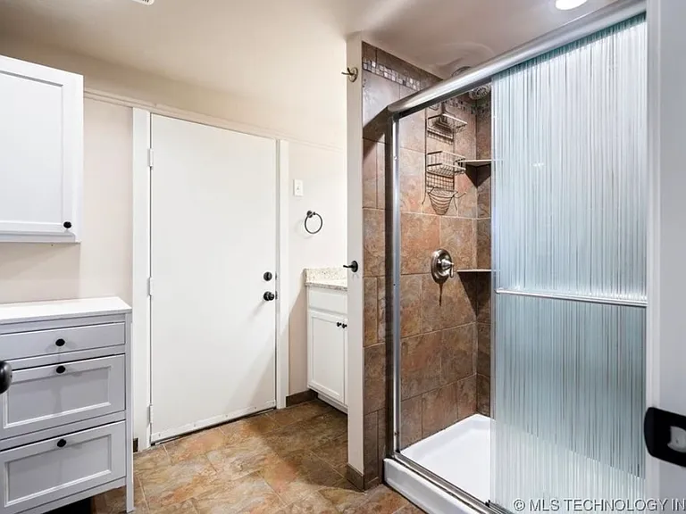 1225 W 5th St — Photo 7