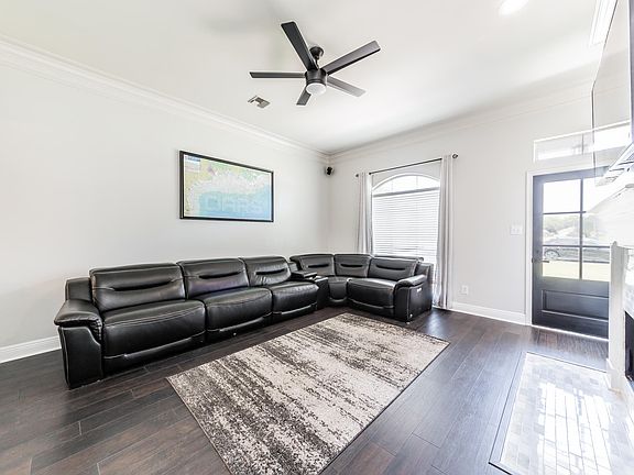 5th image of 102 Crest Cir