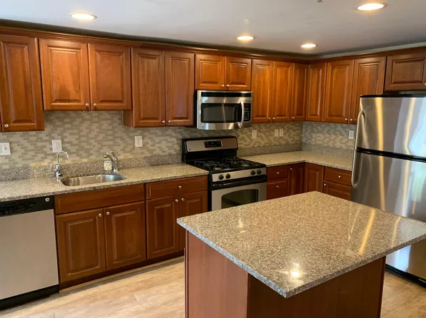 19 Railroad St APT 1A, Acton, MA 01720