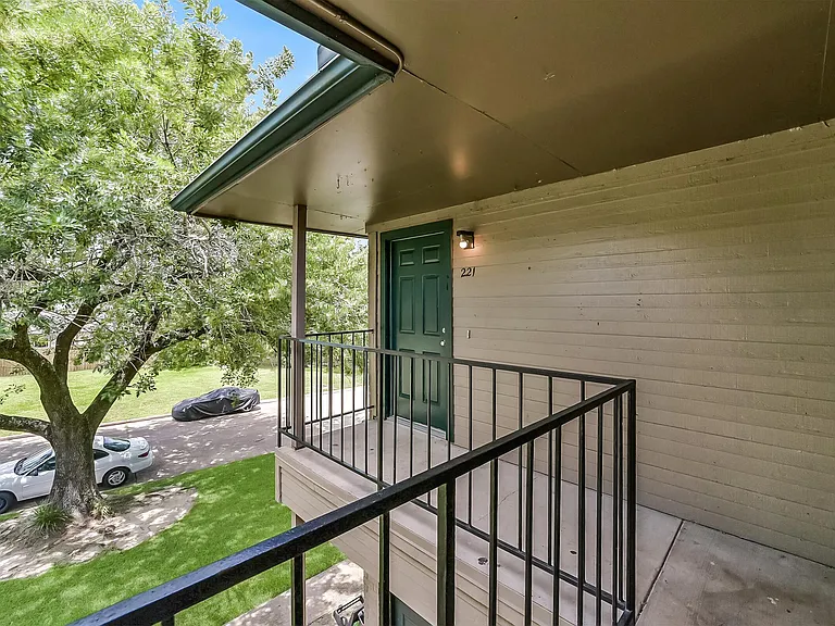 Spring Hill Village Apartments — Photo 4