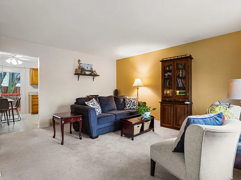 2406 Southwood Dr — Photo 2