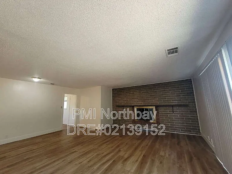 1019 Wallace St — Photo 2