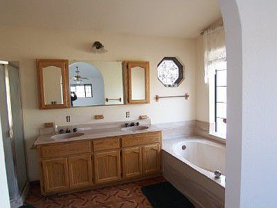 Master Bath w/Separate Tub/Shower