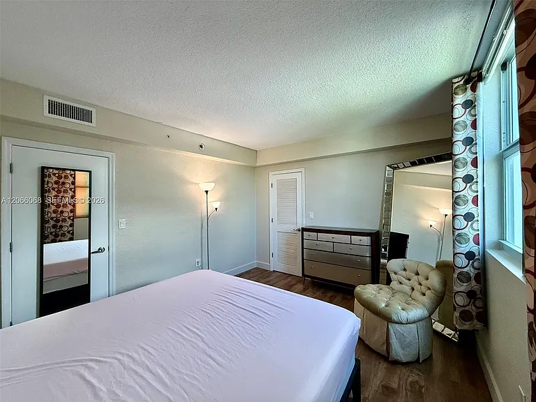 7501 E Treasure Dr #3H — Photo 22