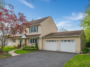 6 Madoc Trl, Oak Ridge, NJ 07438