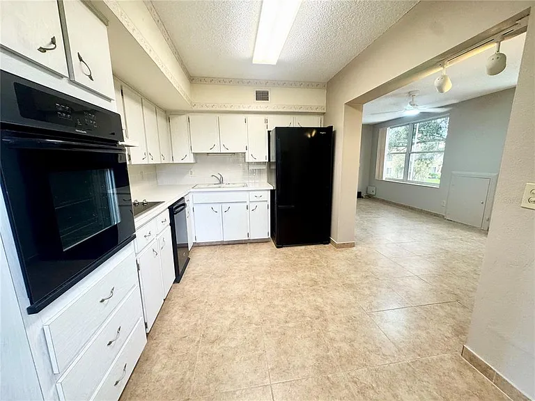 2402 Ecuadorian Way #40 — Photo 4