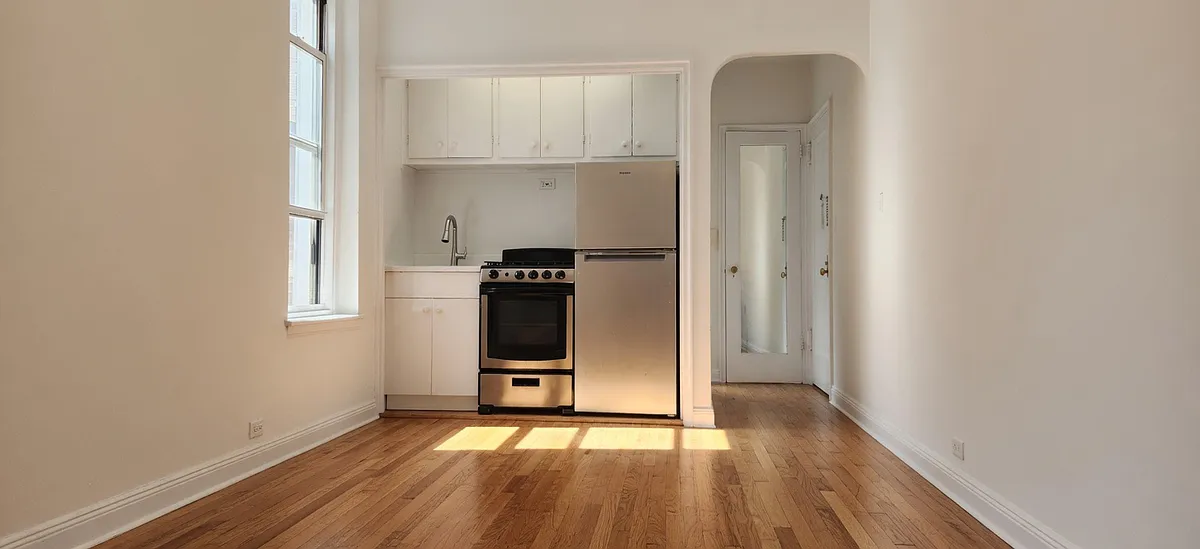 Building Photo - 328 W 83rd St #6G
