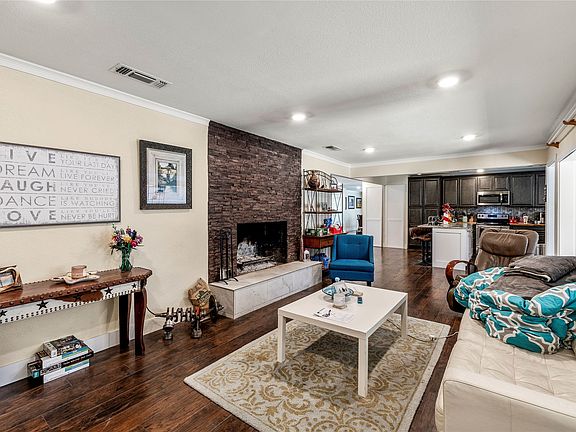 4th image of 400 W Cayuga Dr