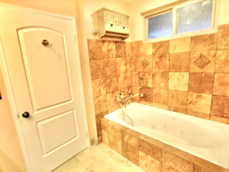 439 N Doheny Dr #107 — Photo 10