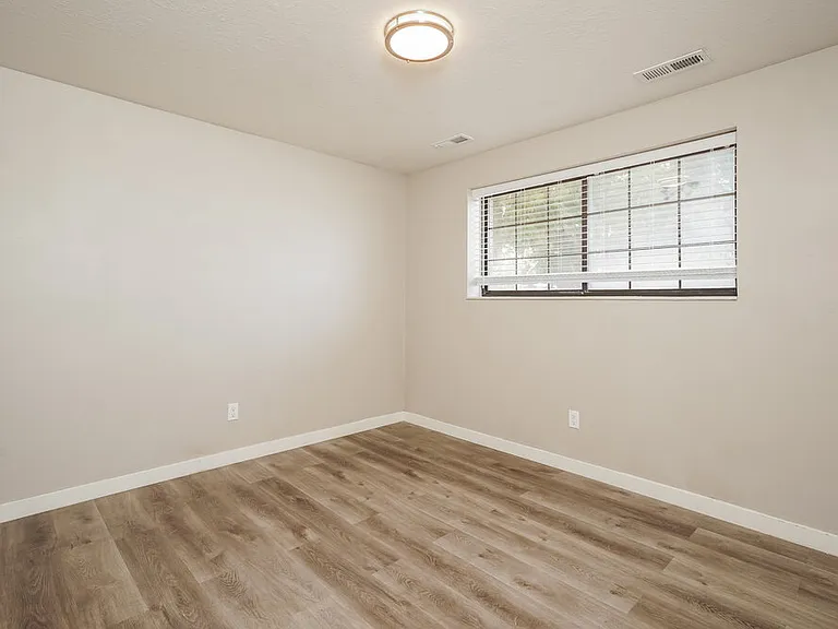 149 N 400 W — Photo 14