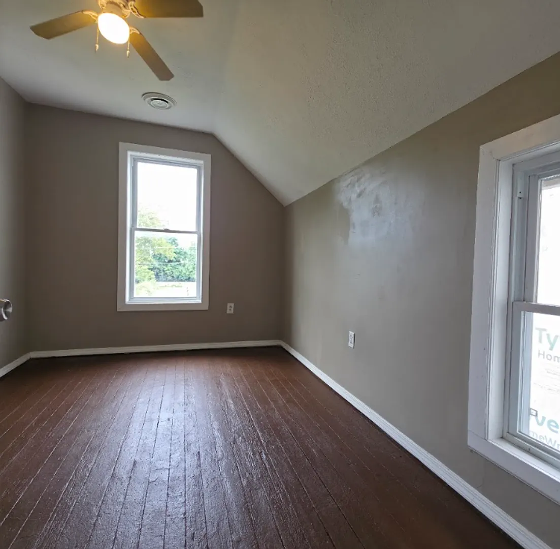 Multi Family Home 3 Bedroom and 1 Bath For Rent — Photo 3