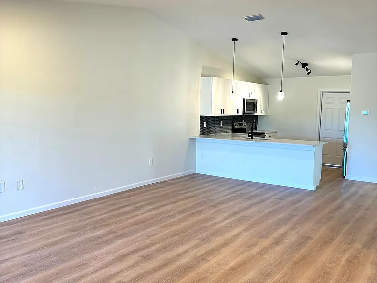 11138 Pendleton Ave — Photo 9