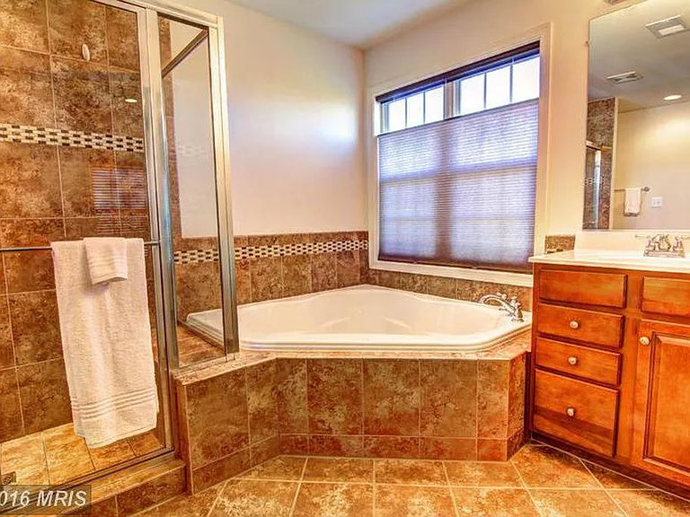 25095 Croxley Green Sq — Photo 23
