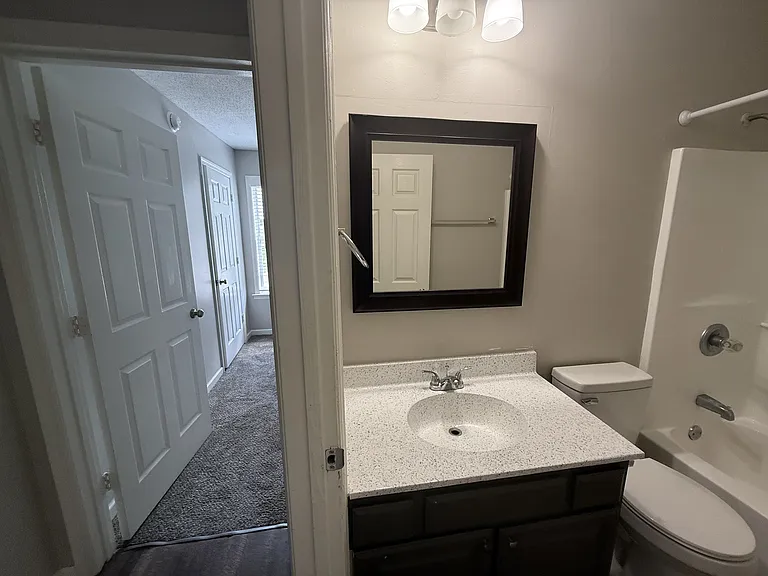 Admiral Place Apartments — Photo 12