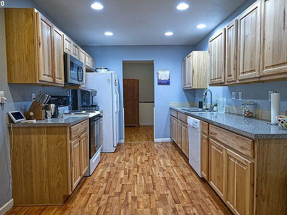 4th image of 13803 NE 33rd Cir