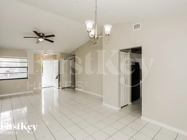 4610 SW 143rd Ct W — Photo 5