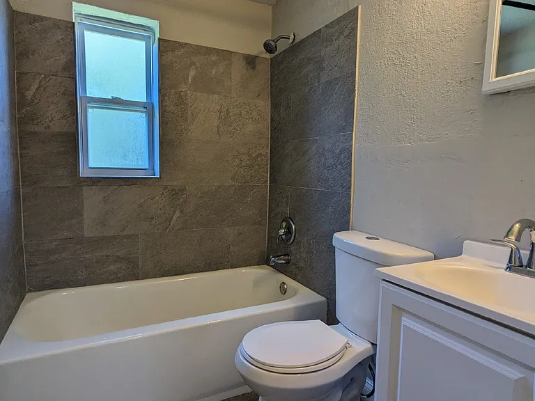 1352 W 30th St #4 — Photo 7