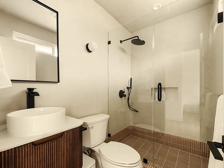 2057 W 28th St — Photo 33