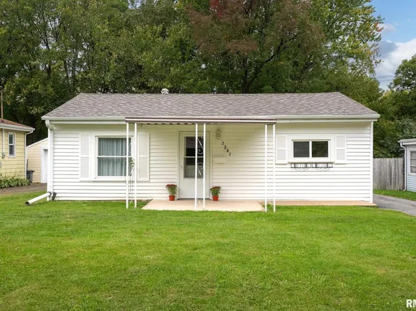 3207 2nd St, East Moline, IL 61244
