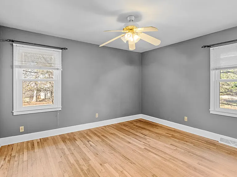 420 Brock St — Photo 8