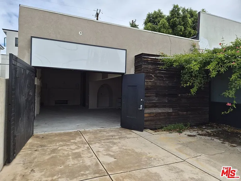 10835 Magnolia Blvd — Photo 4