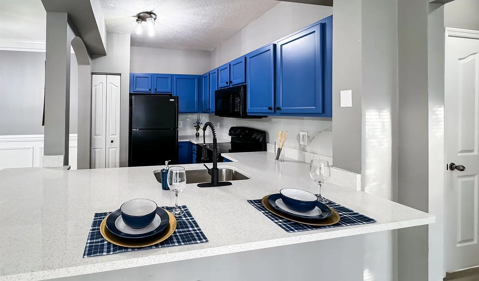 3 bed, 1136 sqft, $2,390 — Photo 3