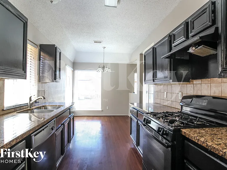 13907 Beckwith Dr — Photo 6