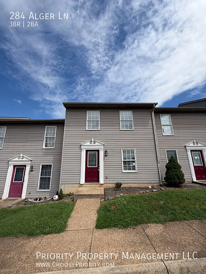 Spacious 3-Bedroom Townhouse in Convenient Broadway Location — Photo 1