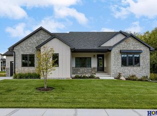 8901 Sandalwood Dr, Lincoln, NE 68520