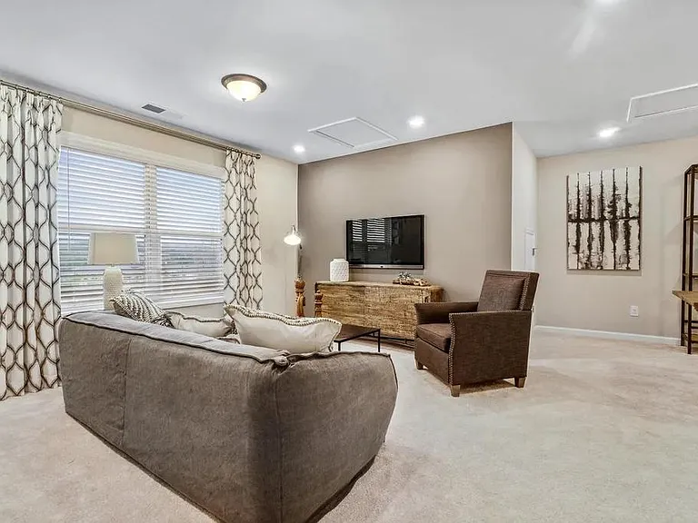 1221 Foxcroft Ln — Photo 3