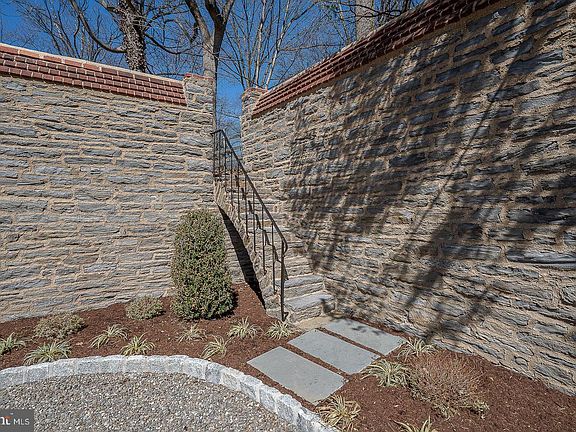 5th image of 201 S Spring Mill Rd