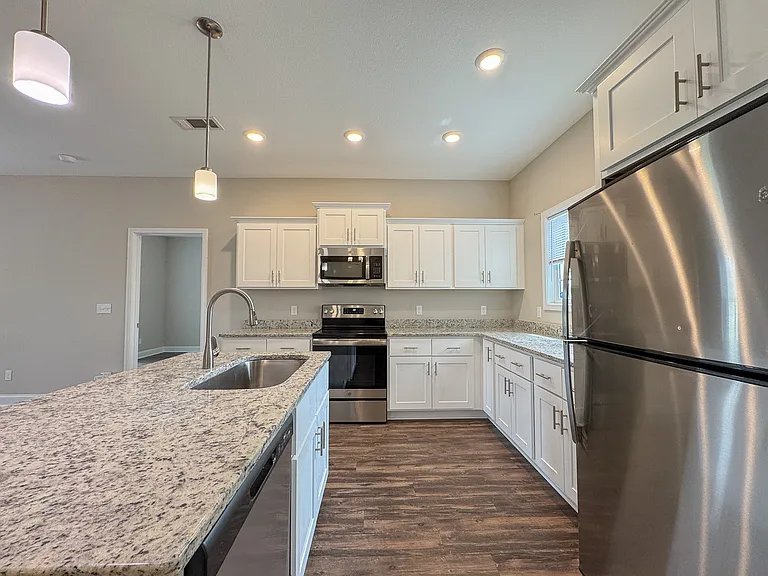 211 Silverthorn Dr — Photo 5