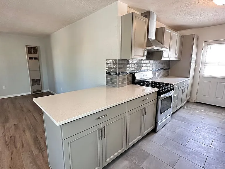 2120 La Veta Dr NE — Photo 3