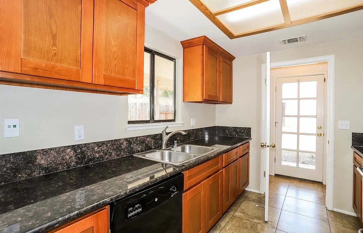 Single Family Homes — Photo 3