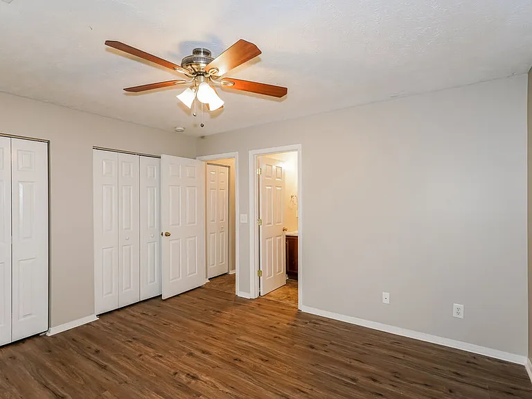 2814 Creekbend Dr — Photo 8