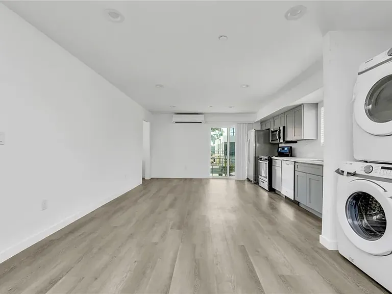 1885 W 20th St #1/2 — Photo 8