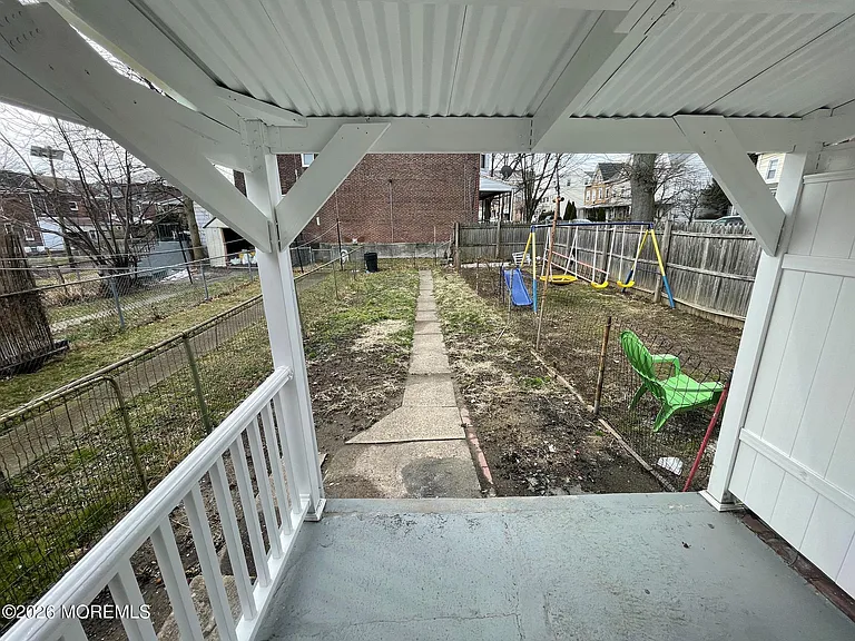 729 Spruce St — Photo 8