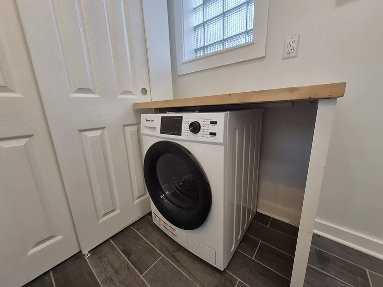 604 E Locust St — Photo 8