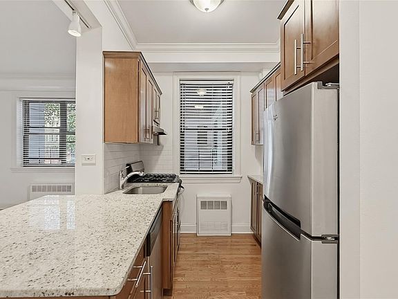 5th image of 4489 Broadway #2D
