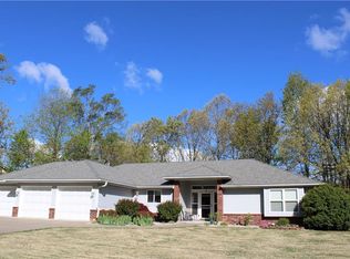 2 Sherman Dr, Bella Vista, AR 72715