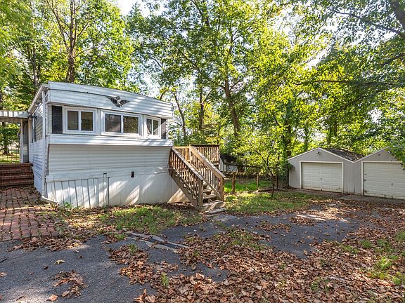 3rd image of 252 Bluff Ln