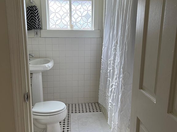 Main floor bathroom jet tub/shower