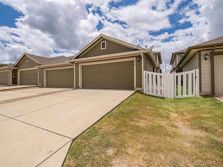 730 Lost Pines Ln — Photo 24