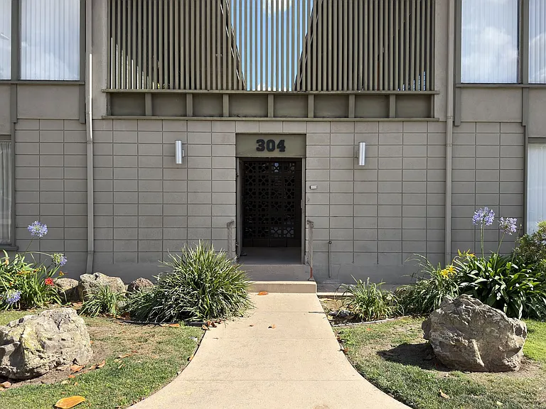 304 E Almond Ave — Photo 22