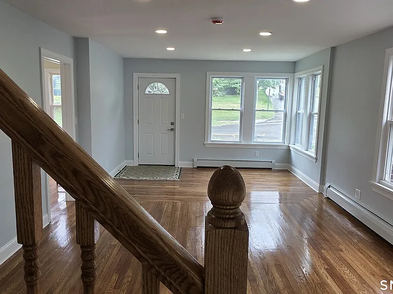 782 Center St — Photo 9