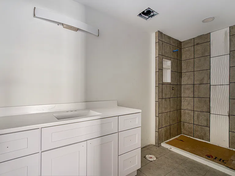 445 Hiscock St — Photo 18