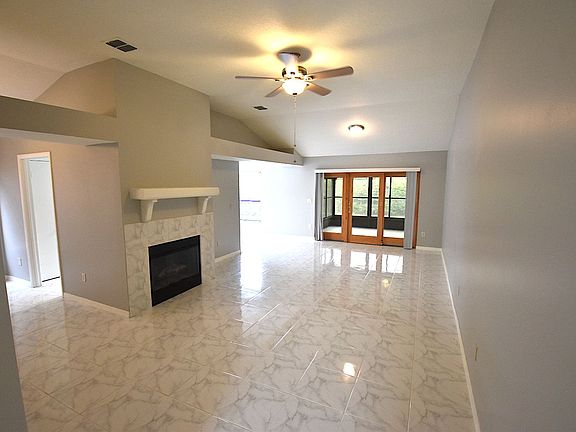 3rd image of 564 Holbrook Cir