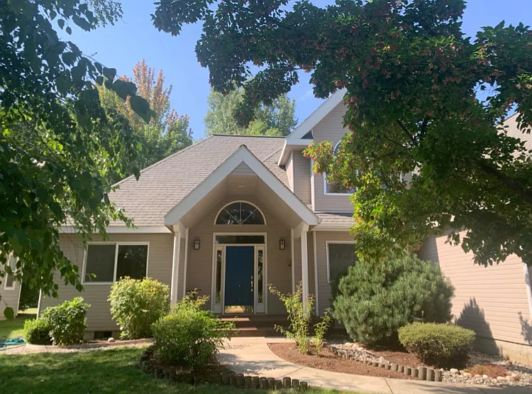 4 bed, 2.5 bath, 2200 sqft, $3,300 — Photo 3