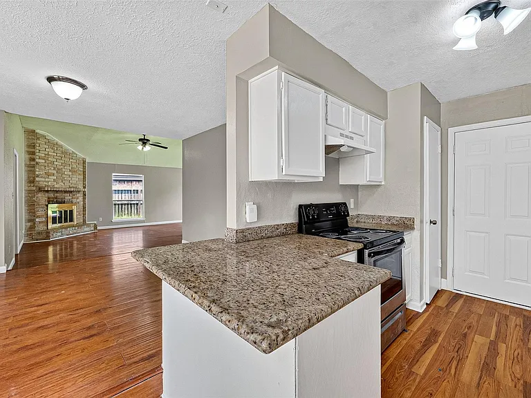 13847 Cherry Hollow Ln — Photo 18